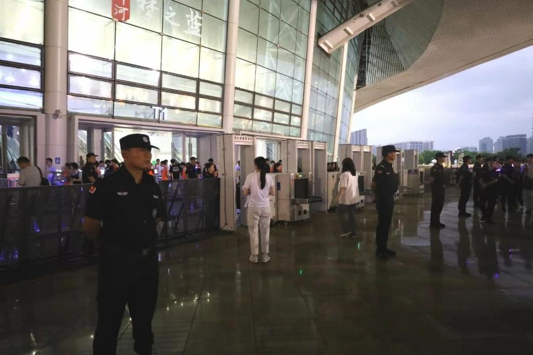 C:/Users/Administrator/Desktop/“安保鐵軍、硬核保障”2024系列報(bào)道四十二——南京市保安服務(wù)有限公司成功護(hù)航張碧晨「今兒個(gè)開心」十周年巡回演唱會(huì)南京站安保任務(wù)/3.jpg3